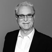 Mann mit Brille und weißen Haaren